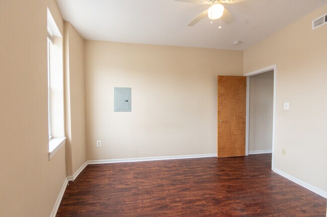 Building Photo - 2332 Frankford Ave