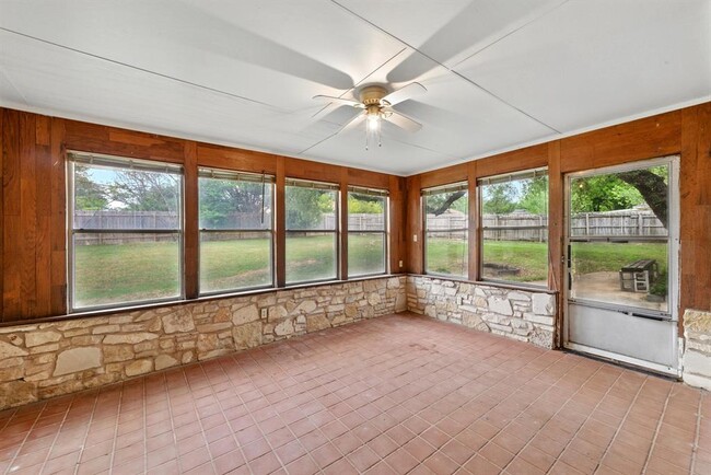 Building Photo - 1009 Rebbeca Dr