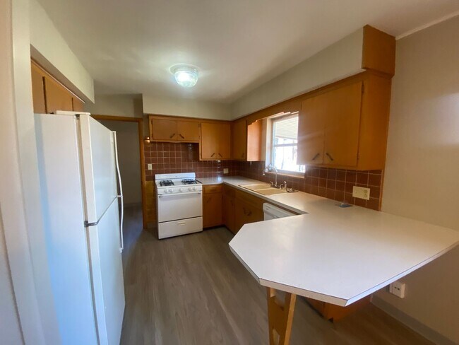 Building Photo - 2 bedroom 1.5 bath charming home