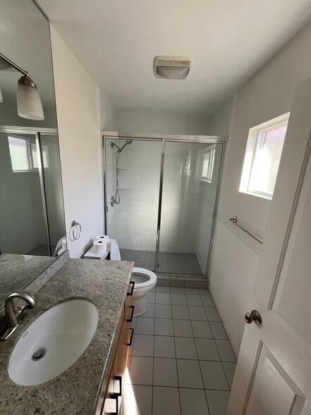 Master bathroom - 1622 Franklin St