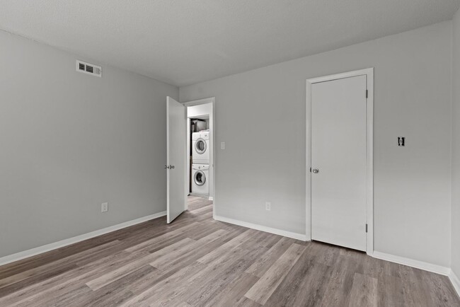 Building Photo - Newly Renovated 2-Bed, 2-Bath Apartment in...