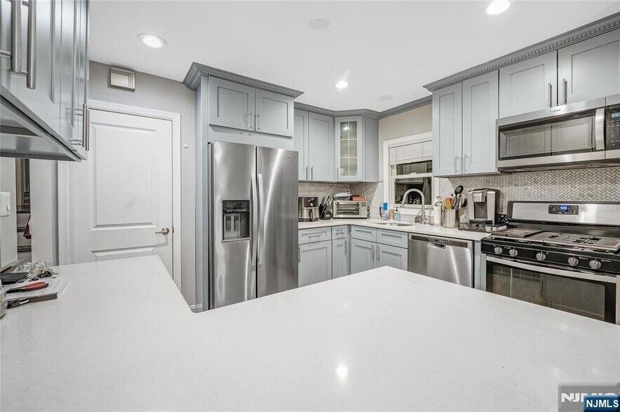 Building Photo - 194 Delmar Ave