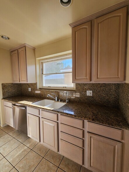 Building Photo - 3942 Redwood Ave