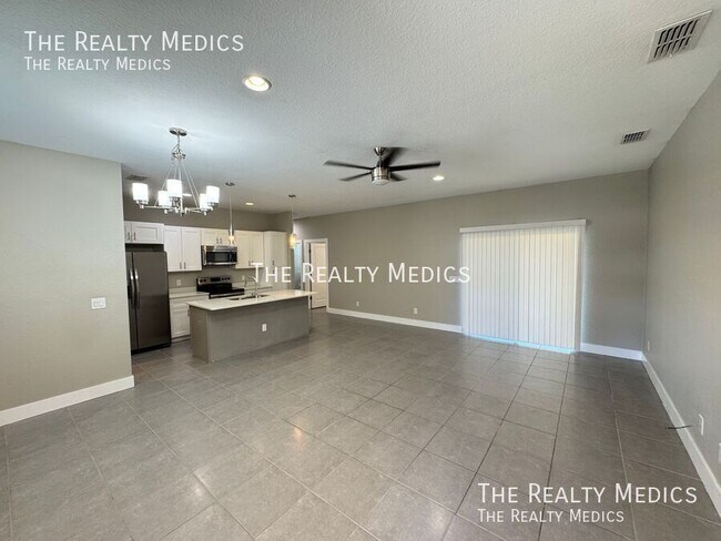 Building Photo - 205 Hibiscus Ln