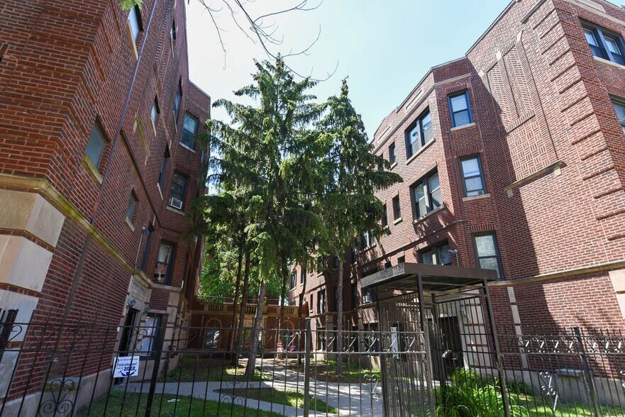 Primary Photo - 7006 N Paulina St