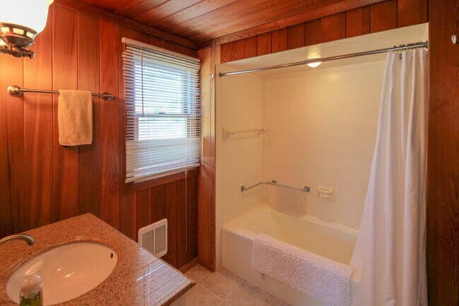 Building Photo - 314 E Montauk Hwy