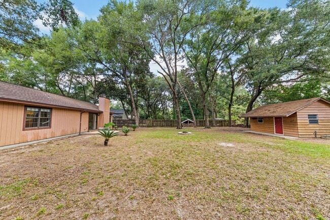 Building Photo - 3 Bedroom in Desirable Location!