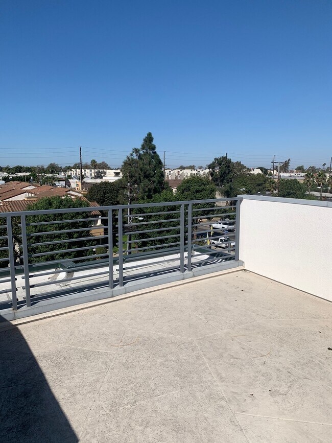 Building Photo - Modern 3 Bed/ 4 Bath, Detached, Private Dr...