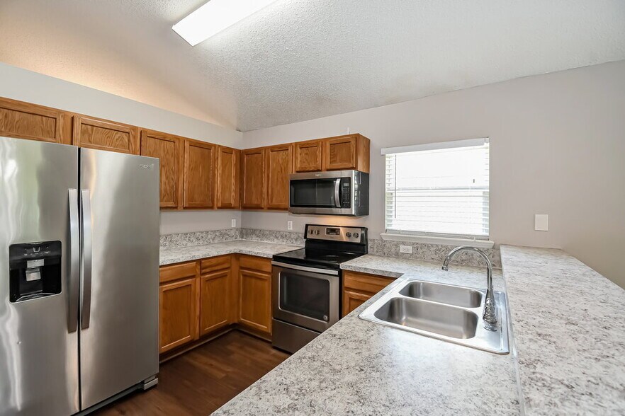Building Photo - 2741 Acorn Park Dr N