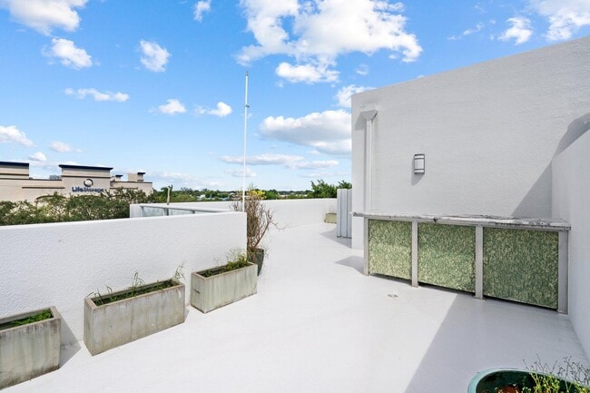 Building Photo - 775 NE 4th Ave