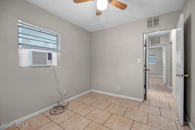 Building Photo - 402 E 27th St