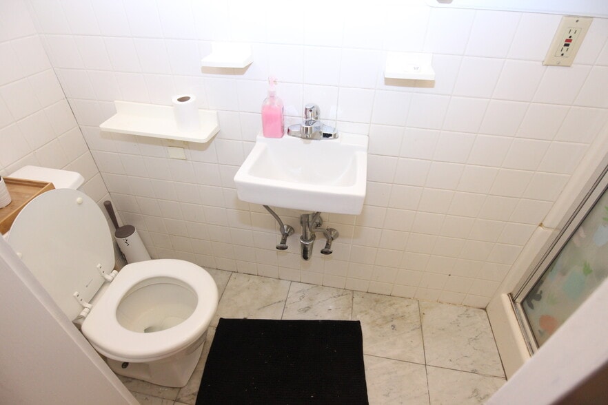 Building Photo - 414 Western Ave