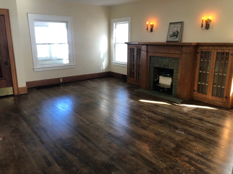 Primary Photo - 106 E Heman St