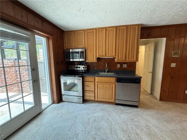 Building Photo - 800 Glenairy Dr NE