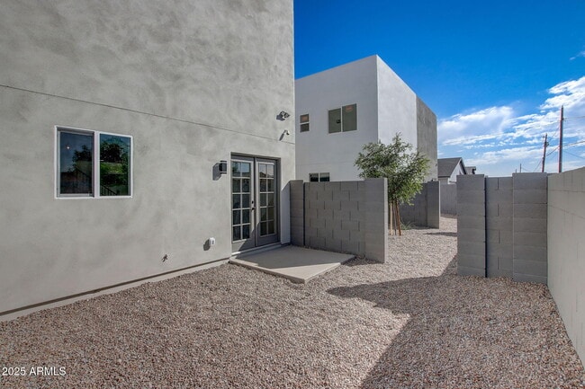Building Photo - 2551 E Broadway Rd