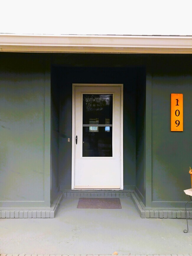 Building Photo - 109 S Crestwood Dr