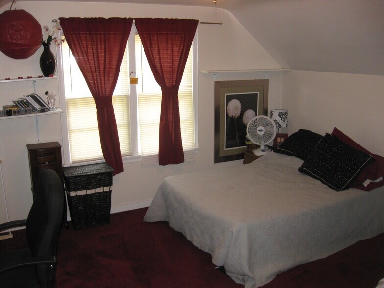 Very large bedroom with closet, storage and lots of light - 1136 68th St