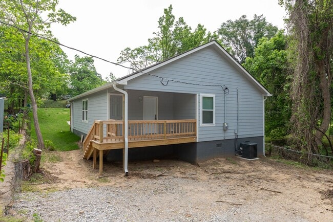 Building Photo - 4 Bedroom 2 Bath + Updated