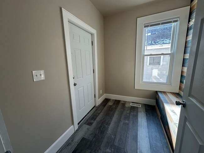 Building Photo - Large Open Concept 5BR/2BA Rent to Own Home