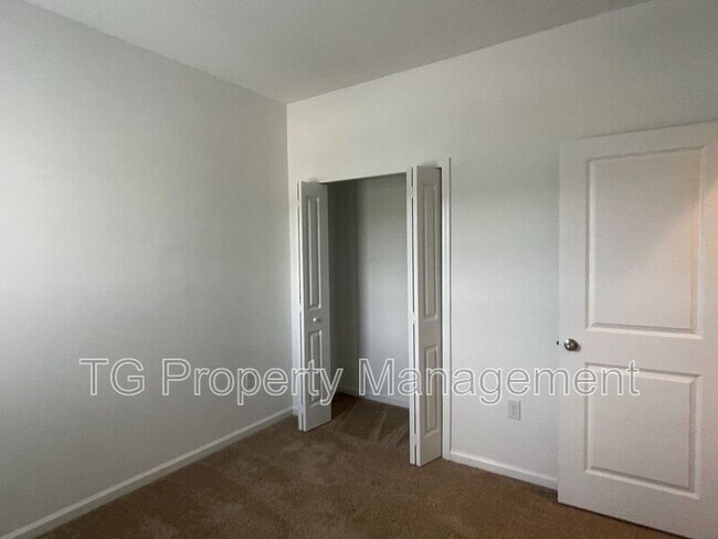 Building Photo - 40 Pinebury Ln