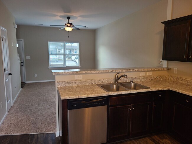 Building Photo - 2 Bedroom, 2.5 Bath Townhouse located in S...