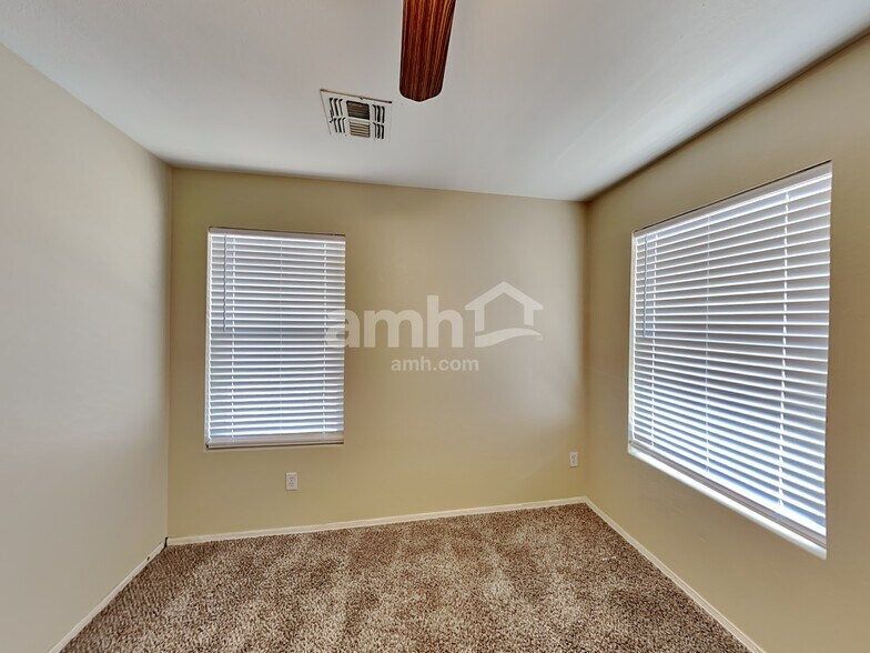 Building Photo - 2256 E Hazeltine Way