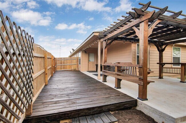 Building Photo - 704 Red Tails Dr