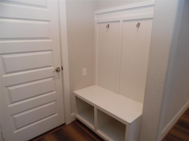 Building Photo - 225 Eagle Ford Dr