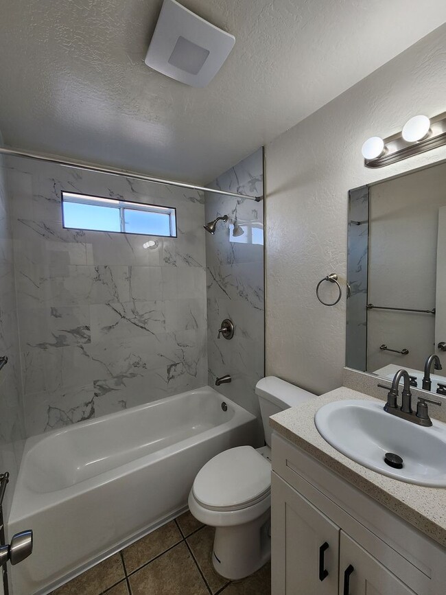 Building Photo - 2 bed, 1 bath