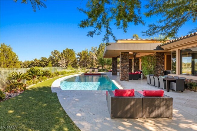 Building Photo - 2 Castle Oaks Ct