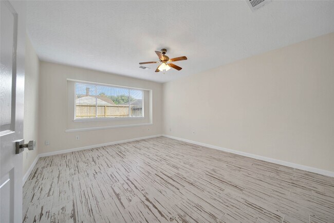 Building Photo - 10904 Birch Dr