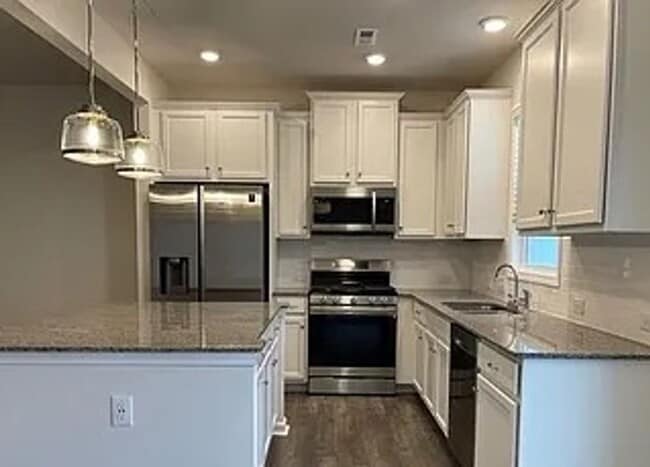 Building Photo - 3 BR/2BA | 1-Car Garage | End-Unit