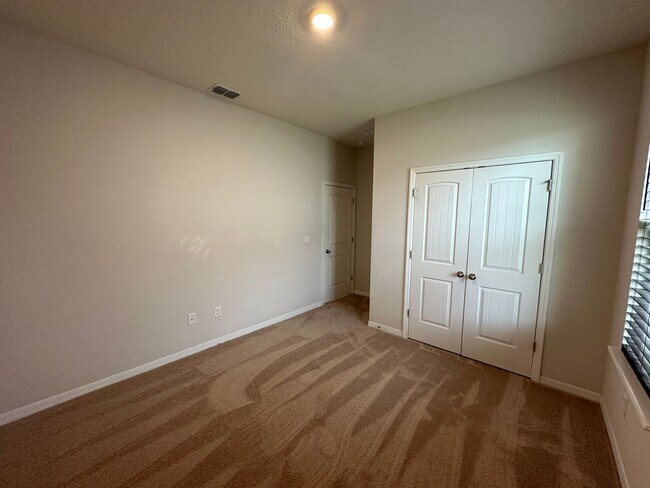Building Photo - 4 Bedrooms/3 Baths/3 Car Garage House in L...