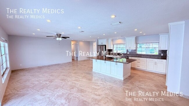 Building Photo - 6 Carriage Hill Cir