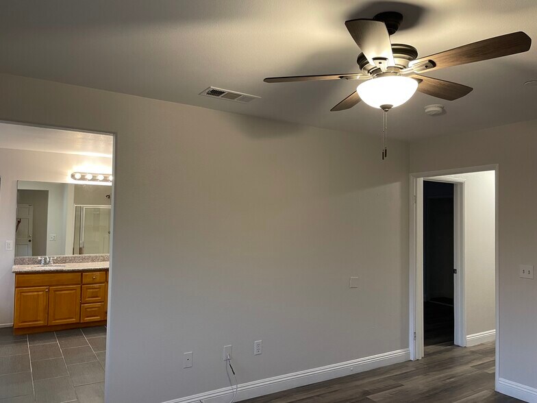 Building Photo - 16558 Paine St