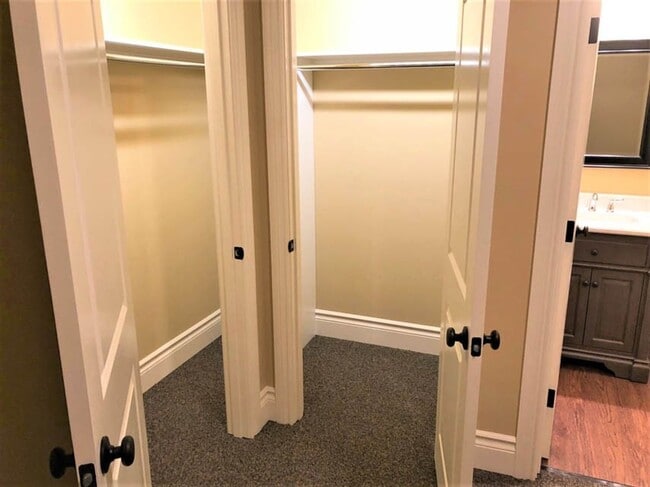 Building Photo - 4 Bed 4 bath Close to OSU