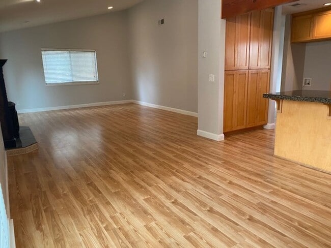 Building Photo - AVAILABLE NOW! Beautiful 2 Bedroom 2 Bath Condo in Citrus Heights!!!