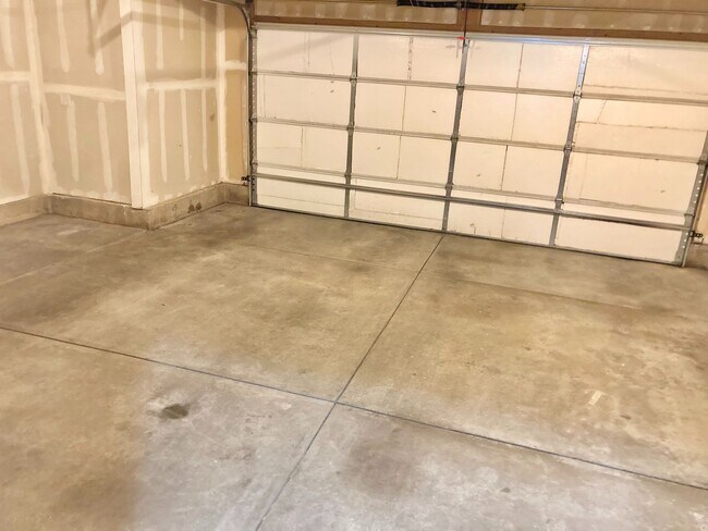 Building Photo - Lovely 3 Bedroom, 2.5 Bathroom Townhome