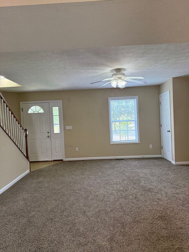 Building Photo - 3 bedroom, 2.5 bath townhome *6-MONTH LEAS...