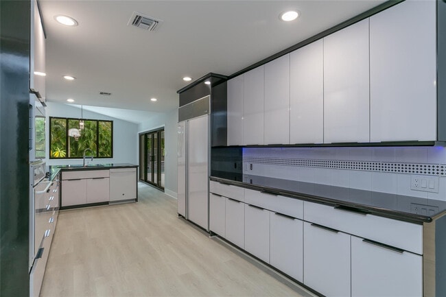 Building Photo - 13401 SW 83rd Ave