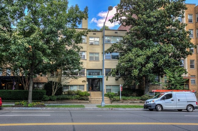 Building Photo - Charming 2-Bedroom Chevy Chase Condo! Park...