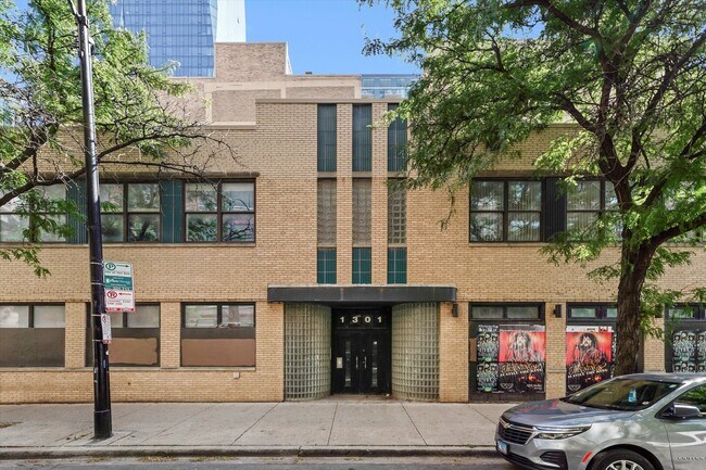 Primary Photo - 1301 S Wabash Ave