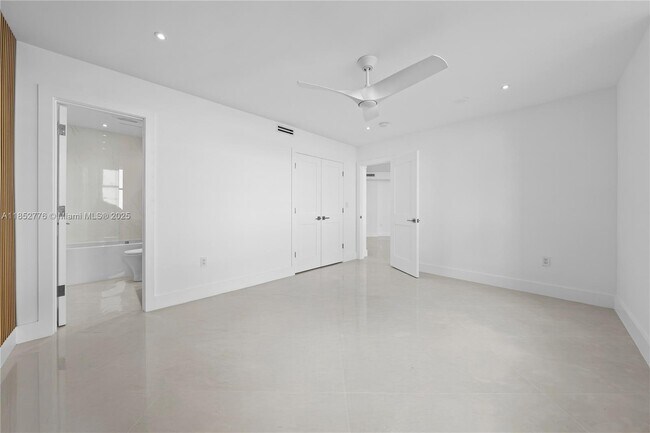 Building Photo - 999 Brickell Bay Dr