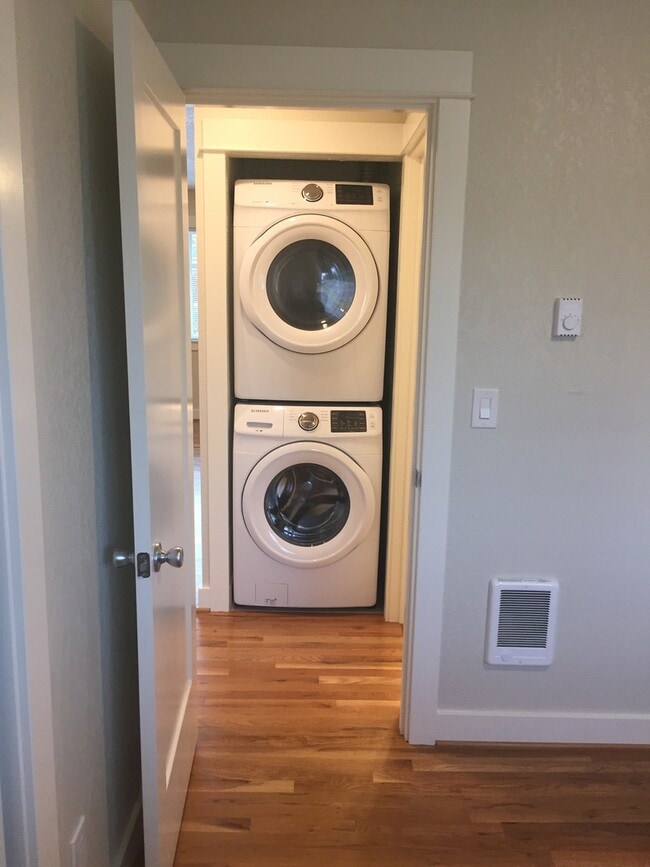 Building Photo - New Modern Remodel 2br Hardwoods Quartz DW...