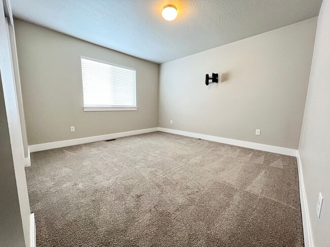 Building Photo - Coming soon! 3 Bedroom/2.5 Bathroom Townho...