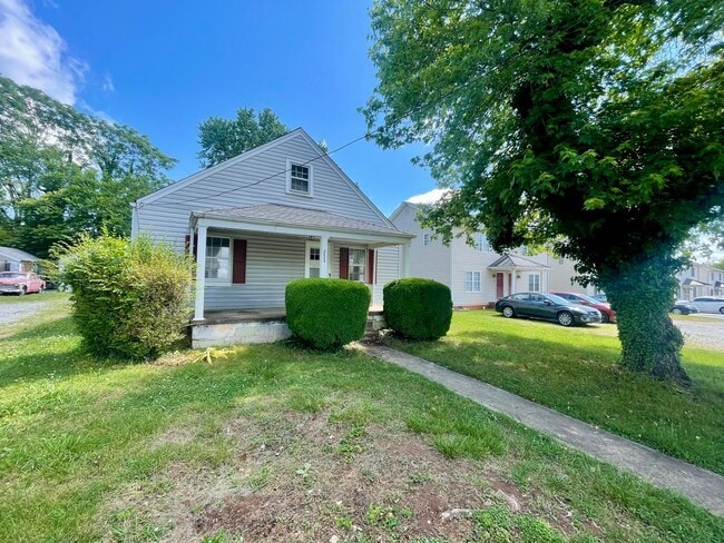 Building Photo - Cozy Bungalow Style Home