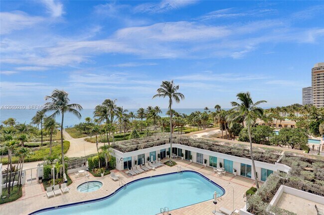 Building Photo - 10101 Collins Ave