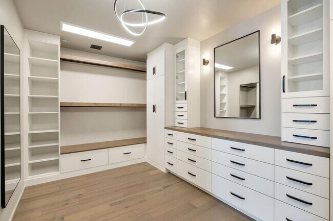Building Photo - 2211 E Camelback Rd