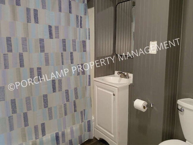 Building Photo - 403 E Broadway Ave