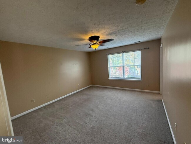 Building Photo - 2047 Harvest Dr